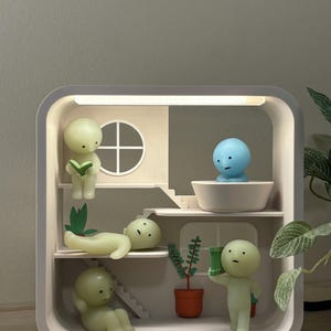 Può includere: Cappellino da baseball nero con un design bianco ricamato sul davanti. Il cappellino ha una visiera curva e un cinturino regolabile sul retro. Realizzato in materiale resistente.