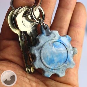 Robuuste sleutelhanger met AirTag-houder – blauw marmer | Gerecycled plastic | In elkaar geschroefde AirTag-hoes gemaakt in het Verenigd Koninkrijk