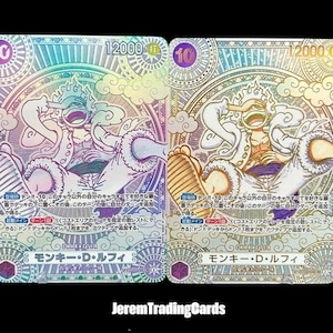 Op de afbeelding: Twee holografische ruilkaarten met een karakterillustratie en Japanse tekst. De kaarten hebben een regenboogfolie-achtergrond met het nummer 10 en het nummer 12000 erop gedrukt. De tekst "JeremTradingCards" staat onderaan.