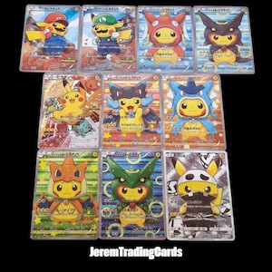Puede incluir: Una colección de diez cartas coleccionables de Pokémon con Pikachu en varios disfraces y diseños. Las cartas tienen texto japonés e ilustraciones coloridas, incluyendo a Pikachu disfrazado de Mario y Luigi. Las cartas se muestran sobre un fondo negro.