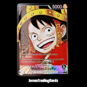 Może przedstawiać: Holograficzna karta kolekcjonerska One Piece przedstawiająca Monkey D. Luffy'ego jako lidera. Karta ma moc 5000, 5 punktów życia i tekst opisujący zdolność Blocker. Luffy ma na sobie żółty hełm z ćwiekami na tle przypominającym mapę.