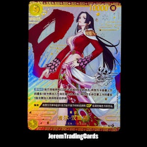 Pode incluir: Uma carta colecionável holográfica de One Piece apresentando Boa Hancock em um traje vermelho e branco com longos cabelos pretos. A carta exibe o número 10000, um logotipo de 4th Anniversary e texto em chinês sobre mecânicas de jogo.
