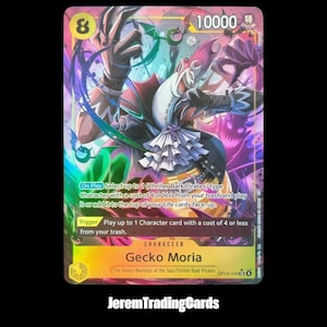Może przedstawiać: Holograficzna karta kolekcjonerska przedstawiająca postać Gecko Moria o poziomie mocy 10000. Karta zawiera tekst, w tym On Play, Trigger oraz The Seven Warlords of the Sea, z żywymi fioletowymi, zielonymi i żółtymi akcentami kolorystycznymi.