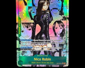 Puede incluir: Una carta coleccionable holográfica de One Piece con Nico Robin en un traje negro. La carta muestra un coste de 4, 5000 de poder y texto que detalla las habilidades del personaje sobre un fondo de paneles de manga del personaje.