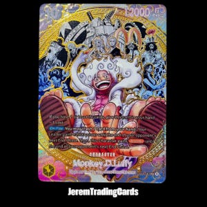 Peut inclure: Une carte à collectionner One Piece holographique représentant Monkey D. Luffy en forme Gear 5 avec un cadre circulaire doré. La carte affiche du texte incluant un coût de 10, une puissance de 12000 et des règles. Le fond montre divers personnages.