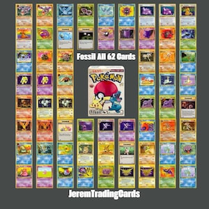 Può includere: Una collezione di 62 carte collezionabili Pokémon Fossil disposte in una griglia, con varie illustrazioni di personaggi colorati e testo. Al centro, una scatola rettangolare mostra il testo Fossil All 62 Cards e Pokémon Fossil.