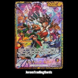 Puede incluir: Una carta coleccionable holográfica de One Piece que muestra a Monkey D. Luffy con un puño grande, rodeado de varios personajes, incluidos Zoro y Nami. La carta muestra el número 6000, texto en japonés, un gráfico de brújula y un borde dorado.