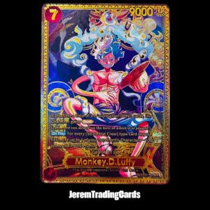 Peut inclure: Une carte à collectionner holographique représentant Monkey D. Luffy avec des cheveux blancs et un chapeau rouge, entouré de tourbillons d'énergie bleue. La carte affiche une puissance de 9000, un coût de 7 et du texte sur un fond doré.