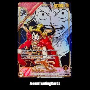 Può includere: Una carta collezionabile raffigurante Monkey D. Luffy con un elmo cornuto e un mantello rosso, con una grande illustrazione di sfondo del personaggio. La carta mostra il testo 5000, Monkey D. Luffy e le regole del gioco in inglese su superficie metallica.