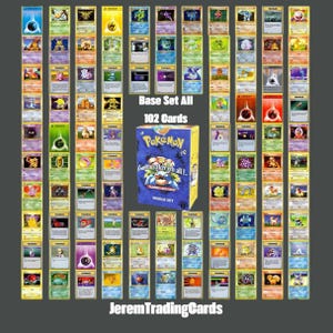 Peut inclure: Une collection de 102 cartes à collectionner Pokemon du Base Set disposées en grille autour d'une boîte bleue centrale. La boîte porte le texte Pokemon Gotta catch em all! et Base Set All 102 Cards. Le texte JeremTradingCards figure en bas.