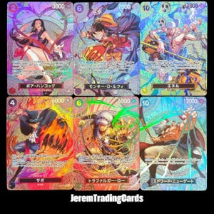 Puede incluir: Seis cartas coleccionables con personajes de anime. Cada carta tiene un diseño único con colores vibrantes y texto japonés. Las cartas muestran nombres de personajes, números y valores de poder de ataque. Las cartas están sobre un fondo brillante.