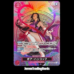 Può includere: Una carta collezionabile con Boa Hancock della serie One Piece. La carta ha uno sfondo olografico con una combinazione di colori viola e rosso. La carta ha testo giapponese e il numero "2" nell'angolo in alto a sinistra.