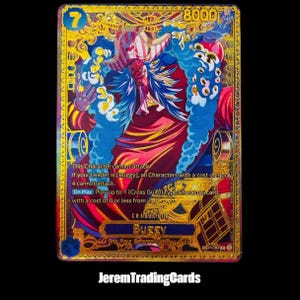 Puede incluir: Una carta coleccionable con borde dorado que muestra a un personaje llamado Buggy con cabello azul, un sombrero a rayas y pintura facial roja. La carta indica un poder de 8000, un coste de 7 y reglas de juego, con el nombre Buggy en la parte inferior.