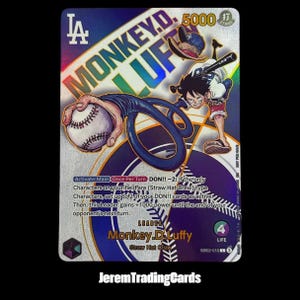 Puede incluir: Una tarjeta comercial holográfica con Monkey D. Luffy de One Piece, con un tema de béisbol. La tarjeta tiene el texto "MONKEY.D. LUFFY" y "5000 STRIKE". La tarjeta también tiene el texto "JeremTradingCards".