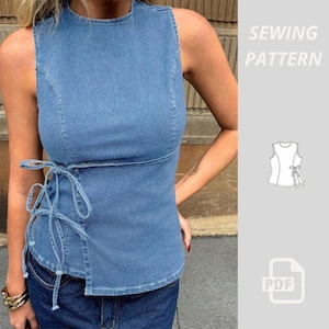 Pode incluir: Um top sem mangas de ganga azul claro com gola alta e fecho lateral com laço. O top apresenta um corpete ajustado com costuras verticais e um detalhe de laço lateral. A imagem também inclui o texto "SEWING PATTERN" e um ícone PDF.