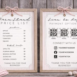 Pode incluir: Duas placas emolduradas com acabamento em madeira clara e detalhes em rosa. Uma placa lista os preços de produtos e produtos de panificação. A outra placa exibe códigos QR para opções de pagamento e redes sociais. Ambas as placas têm um laço decorativo no topo.