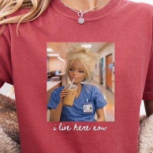 Sjuksköterska meme-tröja, sjuksköterskelivsdocka-tröja, medicinsk humor-tröja, RN-gåva-tröja, sjukhusarbetare nattskift kaffeälskare klinikpersonal IVA-tröja