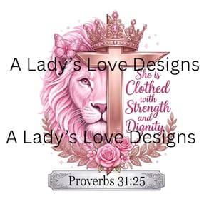 Könnte beinhalten: Illustration eines rosa Löwen mit Kreuz, Krone und Schmetterling. Der Text lautet „She is Clothed with Strength and Dignity“ und „Proverbs 31:25“. Das Design enthält auch den Text „A Lady's Love Designs“.