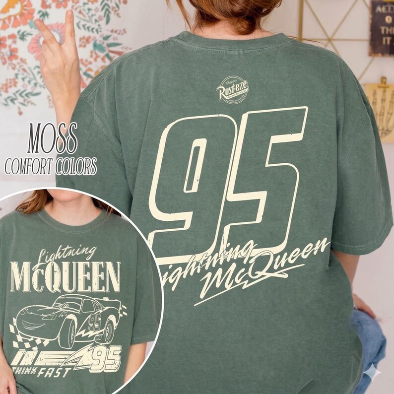 Op de afbeelding: Een witte keramische mok met een zwarte handgreep en de tekst "But First, Coffee" in handschriftstijl. De mok staat op een wit oppervlak. De mok is waarschijnlijk 325 ml.