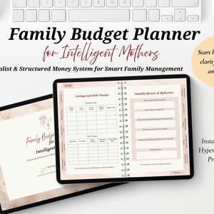 Pode incluir: Um planejador de orçamento familiar digital para mães inteligentes. O planejador é exibido em um tablet e apresenta um design minimalista com seções para economias, rastreamento de dívidas e reflexão mensal. O texto diz "Family Budget Planner for Intelligent Mothers."