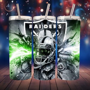 Könnte beinhalten: Drei Edelstahlbecher mit Deckeln und Strohhalmen. Jeder Becher zeigt ein Raiders-Football-Team-Design mit Helm, Logo und grünen Blitzeffekten. Der Hintergrund ist eine verschwommene Mischung aus Farben.