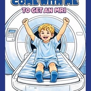 Puede incluir: Ilustración de un niño sonriente con los brazos levantados, sentado en una camilla de escáner médico. El texto superior dice "COME WITH ME TO GET AN MRI" en azul y rosa. La imagen tiene un borde azul.