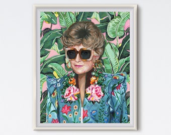 Puede incluir: Una pintura de una mujer con el pelo corto y rubio que lleva unas gafas de sol grandes y marrones y una chaqueta azul con bordados florales. El fondo es un patrón de hojas tropicales rosa y verde.