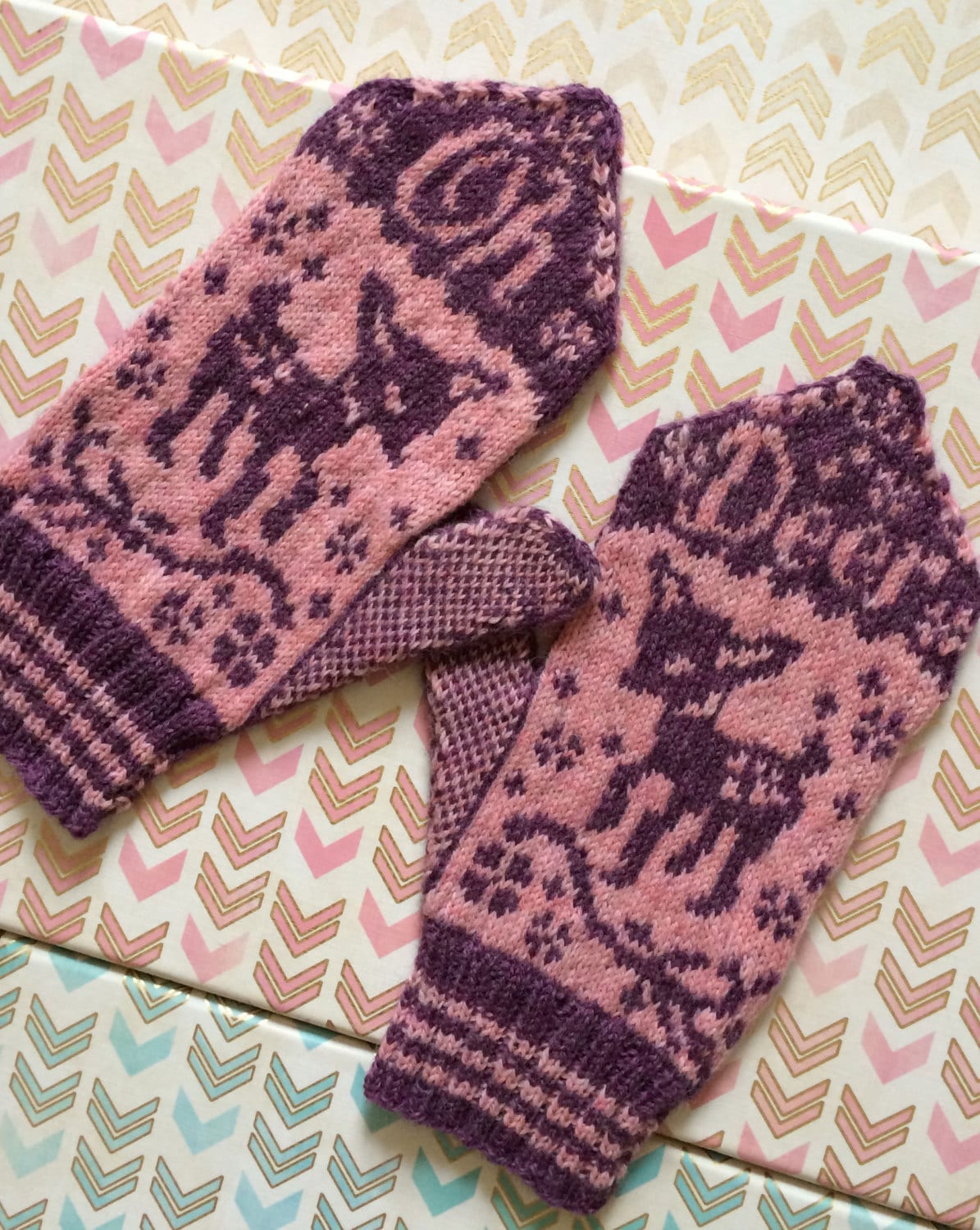 鹿のミトン編み図：ピンク＆パープルの北欧風（PDFパターン） - Etsy 日本