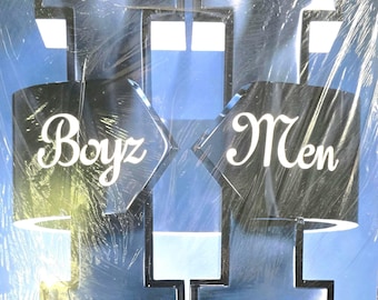 Puede incluir: Una portada de disco de vinilo cuadrada que presenta un gran número romano II negro estilizado sobre un fondo azul claro. La palabra Boyz está impresa en cursiva blanca en el lado izquierdo y la palabra Men en cursiva blanca a la derecha.