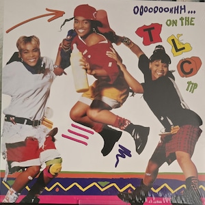 Puede incluir: Una portada de disco de vinilo con tres personas vestidas con ropa al estilo de los años 90, incluyendo una camiseta blanca, una camisa roja y una camiseta negra. El texto dice Ooooooohhh... On The TLC Tip. El diseño incluye elementos gráficos coloridos.