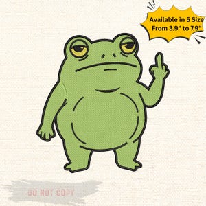 Puede incluir: Una rana verde de dibujos animados con una expresión de mal humor, mostrando el dedo medio. La rana tiene ojos amarillos y un contorno negro. Texto en una burbuja amarilla: "Disponible en 5 tamaños de 9,9 cm a 20,1 cm"