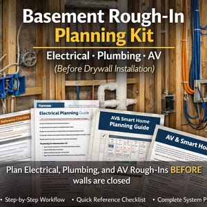 Op de afbeelding: Afbeelding van een kelder ruwbouw planningskit met de tekst "Basement Rough-In Planning Kit" en "Electrical, Plumbing, AV". De afbeelding toont elektrische bedrading, sanitair en planningsgidsen. De tekst "Plan Electrical, Plumbing, and AV Rough-Ins BEFORE walls are closed" is ook zichtbaar.