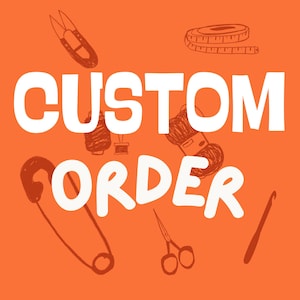 Może przedstawiać: Pomarańczowa grafika z białym napisem CUSTOM ORDER. Tło ozdobione jest brązowymi rysunkami liniowymi narzędzi krawieckich i rękodzielniczych, w tym nożyczek, taśmy mierniczej, agrafki, włóczki oraz szydełka.