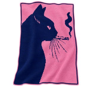 Könnte beinhalten: Eine rechteckige Häkeldecke mit zweifarbigem Design, die eine dunkel marineblaue Silhouette einer Katze im Profil vor einem leuchtend rosa Hintergrund zeigt. Die Katze ist mit einer Zigarette im Mund dargestellt, wobei Rauch aufsteigt.
