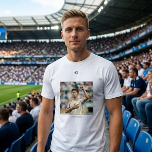 Camiseta com pôster vintage de Arda Guler | Estampa retrô de futebol | Real Madrid Turquia e Copa do Mundo de 2026 imagem 1