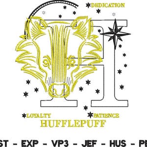 Puede incluir: Diseño de tejón amarillo con la palabra HUFFLEPUFF, estrellas y las palabras DEDICATION, LOYALTY y PATIENCE. El diseño incluye una estrella fugaz y una letra H estilizada. El diseño está sobre un fondo blanco.