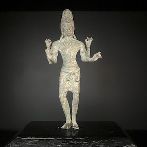 Estatua antigua de Vishnu de pie de Majapahit, escultura de bronce indonesia de estilo del siglo XIII, deidad protectora hindú.