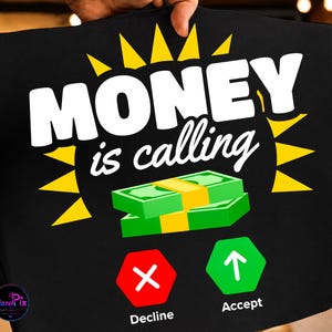 Peut inclure: Un t-shirt noir avec un motif portant le texte MONEY is calling en lettres blanches, un soleil jaune, une pile de billets verts et deux boutons hexagonaux marqués Decline avec une croix rouge et Accept avec une flèche verte.