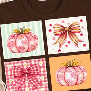 Peut inclure: Un t-shirt marron foncé avec un imprimé graphique à quatre panneaux. Le motif comprend deux citrouilles roses à motifs de roses, un nœud rayé rose et doré sur fond à pois, et un nœud vichy rose avec des accents de marguerites blanches.