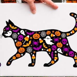 Peut inclure: Une toile carrée blanche présentant la silhouette noire d'un chat en marche. Le corps du chat est rempli d'un motif coloré composé de citrouilles d'Halloween orange, de fantômes blancs, de crânes violets, de bonbons orange et jaunes.