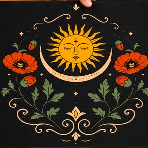 Peut inclure: Une impression sur toile carrée noire présentant un soleil jaune central avec un visage aux yeux fermés, bercé par un croissant de lune. Le motif est flanqué de coquelicots orange vifs avec des tiges et des feuilles vertes, rehaussés de dorures.