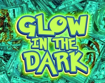 Pode incluir: Uma coleção de cartas colecionáveis dispostas num padrão denso e sobreposto, com um efeito de brilho verde-limão vibrante. O texto GLOW IN THE DARK é exibido no centro em letras grandes, negrito e verde-limão com contornos azuis.