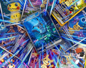 Pode incluir: Uma coleção de cartas colecionáveis Mimikyu com várias ilustrações, incluindo Mimikyu ex, Disguise Portrait e Birthday Surprise. As cartas exibem arte colorida, nomes de personagens, ataques e valores de HP, dispostos em uma colagem.