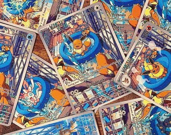 Könnte beinhalten: Eine Sammlung von Pokémon-Sammelkarten mit Charakteren wie Evoli, Flamara und Feelinara. Die Karten weisen farbenfrohe Illustrationen mit blauen, orangen und rosa Akzenten auf. Jede Karte zeigt Charakternamen, Angriffsdetails und Energiesymbole.