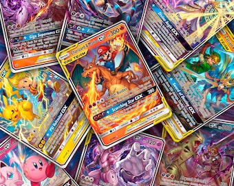 Könnte beinhalten: Eine Sammlung farbenfroher Pokémon-Sammelkarten mit verschiedenen Charakteren. Die Karten zeigen lebendige Illustrationen und Texte, darunter Charaktere wie Charizard und Mario. Die Karten haben einen gelben Rand und sind verstreut angeordnet.