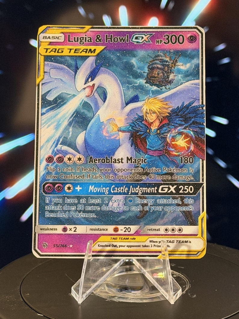 K&ouml;nnte beinhalten: Eine Pok&eacute;mon-Sammelkarte mit Lugia & Howl GX. Die Karte hat eine farbenfrohe Illustration einer wei&szlig;en und blauen Fabelwesen und einer Figur mit blonden Haaren. Die Karte enth&auml;lt den Text "Aeroblast Magic" und "Moving Castle Judgment GX 250".