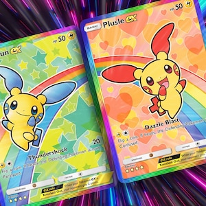 Könnte beinhalten: Zwei Pokemon-Sammelkarten mit Minun ex und Plusle ex. Die Minun-Karte hat einen gelben Charakter mit blauen Ohren und dem Text "Thundershock". Die Plusle-Karte hat einen gelben Charakter mit roten Ohren und dem Text "Dazzle Blast". Beide Karten haben ein Regenbogen-Design.
