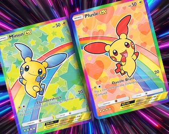 Könnte beinhalten: Zwei Pokemon-Sammelkarten mit Minun ex und Plusle ex. Die Minun-Karte hat einen gelben Charakter mit blauen Ohren und dem Text "Thundershock". Die Plusle-Karte hat einen gelben Charakter mit roten Ohren und dem Text "Dazzle Blast". Beide Karten haben ein Regenbogen-Design.
