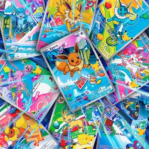 Può includere: Una collezione di carte collezionabili colorate con vari personaggi dei cartoni animati. Le carte hanno un bordo argentato e presentano immagini di creature con diverse abilità e nomi come "Eevee", "Vaporeon" e "Sylveon". Le carte sono su uno sfondo blu.