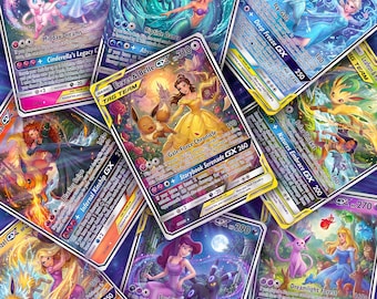 Pode incluir: Uma coleção de cartas colecionáveis coloridas com vários personagens da Disney emparelhados com evoluções de Eevee. Cada carta exibe ilustrações únicas, nomes de personagens como Eevee & Belle e estatísticas de jogo.